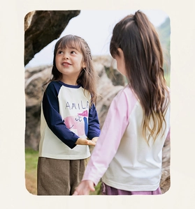Detail of kids cotton raglan t-shirt with Amila lettering and cute cartoon pig print