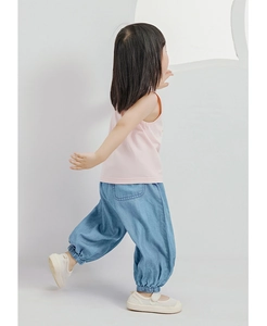 Detail van roze mouwloze katoenen top en blauwe joggingbroek voor peuters op model