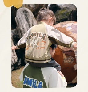 Dettaglio del retro della giacca da baseball vintage con stampa AMILA per bambini