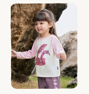 Detail of girls' long-sleeve cotton set with pink rabbit print and contrasting sleeves
