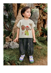 Detail van zomerse kinderset met cartoon olifant t-shirt en grijze joggingbroek