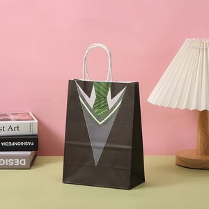 Bolsa de regalo del día del padre con diseño de traje y corbata verde sobre fondo rosa
