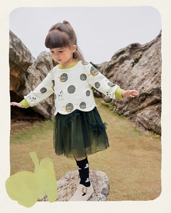 Detail von Polka-Dot-Sweatshirt für Mädchen mit grünem Tüllrock für den Herbst