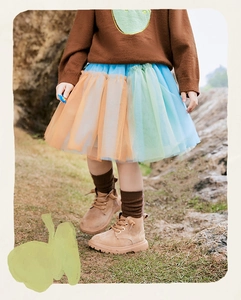 Dettaglio gonna tutu a strati colorata in tulle per bambine con texture morbide e stile autunno