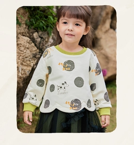 Detail von Mädchen-Sweatshirtkleid mit Punkten, Wellensaum und Cartoon-Hundemotiv