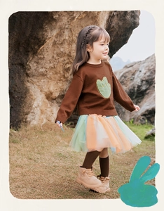 Maglione marrone per bambina con toppa verde e gonna tutù arcobaleno per l'autunno