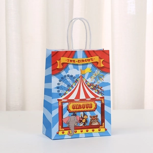 Detalle de bolsa de regalo de papel circo con estampados de animales y asa blanca