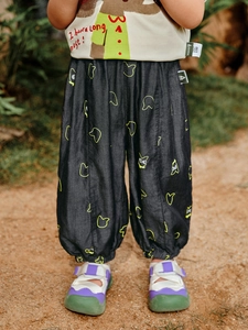 Zomerse outfit voor peuters met t-shirt met olifantenprint en bedrukte zwarte joggingbroek