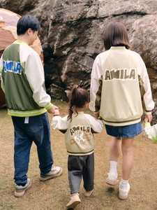 Giacche da baseball coordinate per la famiglia con maniche a contrasto e ricamo sul retro
