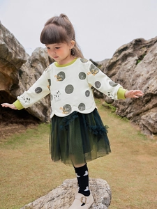 Mädchen Herbst Outfit mit cremefarbenem Polka-Dot-Sweatshirt und grünem Tüllrock