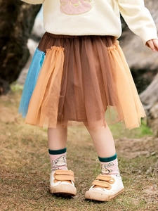 Abito tutù in tulle a contrasto per bambina con maglione in maglia beige all'aperto
