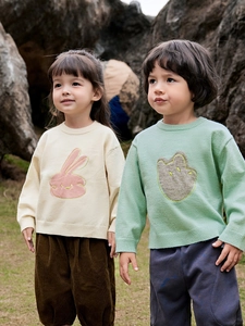 Gebreide kindertrui met schattige konijn en beer borduursels voor de herfst