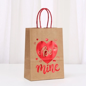 Sac cadeau en papier kraft marron avec cœur rouge métallique et motif 'Be mine' de Saint-Valentin