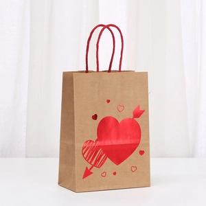 Sac cadeau en papier kraft marron avec motifs de cœurs rouges et poignées en corde