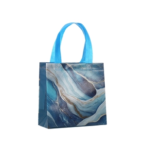 Foldable non-woven gift bag with blue marble print and reinforced blue handles