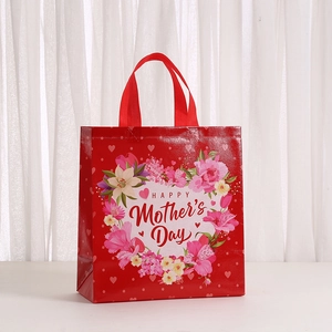 Détail du sac cadeau rouge Fête des Mères avec motifs de cœurs et fleurs roses