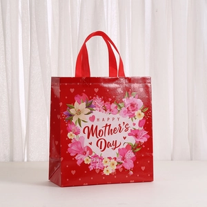 Détail de l'imprimé cœur fleuri Happy Mother's Day sur sac cadeau rouge non tissé