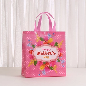 Sac cadeau rose à pois pour la fête des mères avec motifs floraux et texte festif