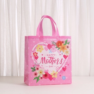 Détail d'un sac cadeau rose en non-tissé pour la fête des mères avec motifs floraux