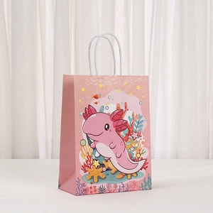 Rosa Axolotl-Geschenktüte aus Papier mit Comic-Ozean-Motiv und weißen Griffen