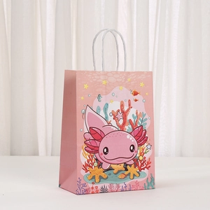 Rosa Geschenktüte aus Papier mit Axolotl-Motiv und weißen Griffen aus gedrehter Kordel