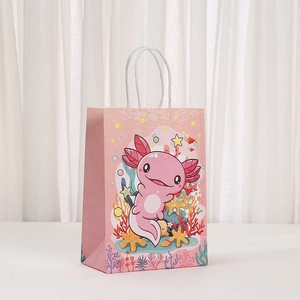 Rosa Papier-Geschenktüte mit Cartoon-Axolotl-Motiv und weißen Kordelgriffen