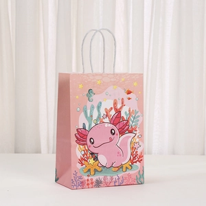 Detail einer rosa Geschenktüte mit süßem Axolotl und mariner Unterwasserwelt-Grafik