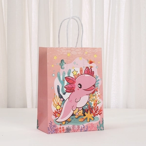 Details der rosa Geschenktüte mit Axolotl-Motiv, weißen Kordelgriffen und Ozeanmuster