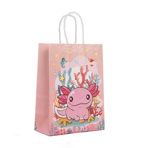 Geschenktüte aus rosa Kraftpapier mit niedlichem Axolotl-Motiv und weißen Kordelgriffen
