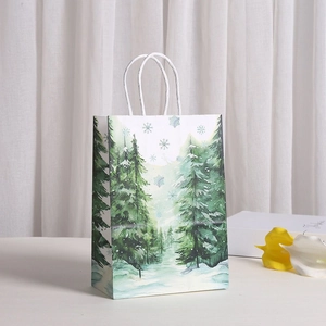 Sac cadeau en papier kraft avec motif de forêt d'hiver et poignées tressées pour Noël