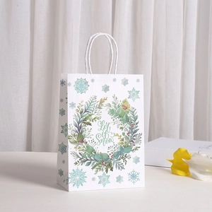Sac cadeau blanc festif avec motif couronne 'Let it snow' et poignées torsadées