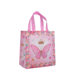 Wasserfeste rosa Geschenktüte aus Vlies mit Schmetterlings-Kronen-Print und Blumen