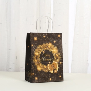 Zwarte kerstcadeautas van kraftpapier met een gouden krans en witte handgrepen