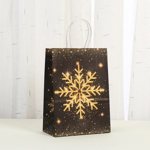 Zwarte kerstcadeautas met gouden sneeuwvlokprint en witte touwhandvatten