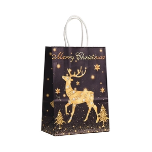 Zwarte kerstcadeautas van papier met gouden rendierprint en Merry Christmas tekst