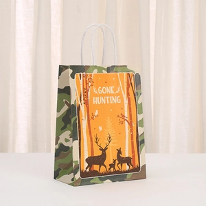 Détail du sac cadeau en papier avec motif élan, bordure camouflage et poignée