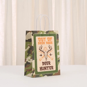 Détail du sac cadeau en papier camouflage Deer Hunter avec poignées en corde blanche