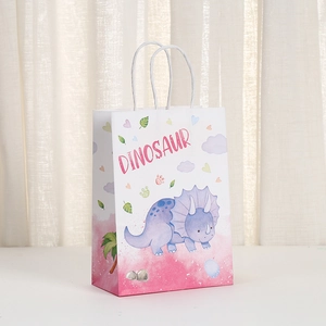 Détail du sac cadeau dinosaure dégradé rose avec triceratops et poignées cordes