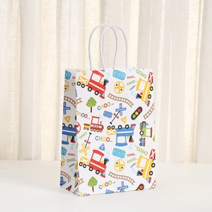 Detalle de bolsa de regalo de papel blanco con trenes coloridos y asas de cuerda blanca