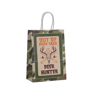 Sac cadeau en papier camouflage avec imprimé chasseur de cerf et poignées en corde blanche