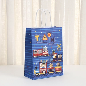 Bolsa de regalo de papel con diseño de tren infantil, animales y asas de cuerda blanca