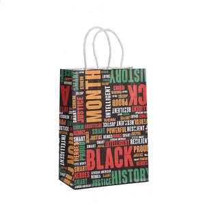 Sac cadeau en papier kraft Black History Month avec texte coloré et poignées blanches