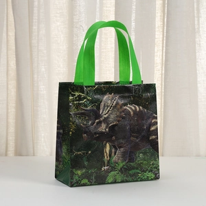 Bolsa de regalo de dinosaurio impermeable en TNT con estampado de triceratops y asas verdes