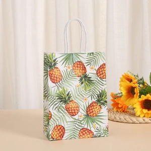 Detalle de bolsa de regalo de papel kraft con estampado tropical de piña