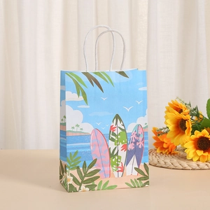 Detalle de una bolsa de regalo de papel con tablas de surf y asas de cuerda blanca