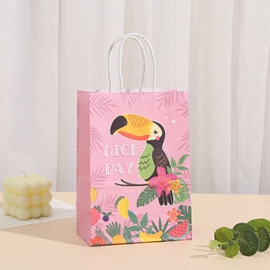 Bolsa de regalo rosa con tucán, asas de cuerda blanca y motivos de frutas tropicales