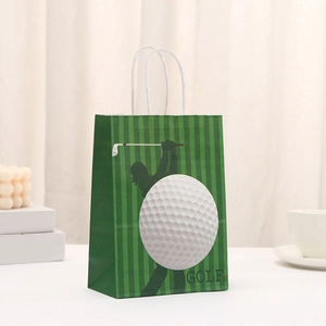 Detalle de bolsa de regalo de golf con rayas verdes, estampado de bola y asa de cuerda blanca