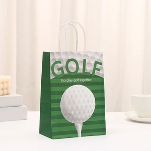 Bolsa de regalo de papel a rayas verdes con motivo de golf sobre un escritorio elegante
