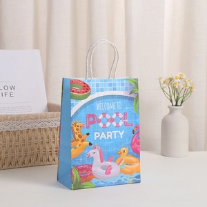 Λεπτομέρεια μπλε χάρτινης τσάντας δώρου Pool Party με σχέδια ζώων και λευκή λαβή κορδόνι