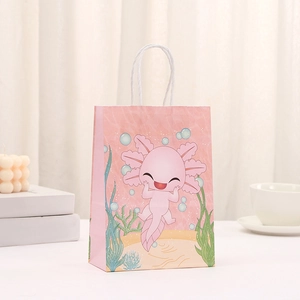Detalle de bolsa de regalo rosa con dibujo de ajolote y asa de cuerda blanca